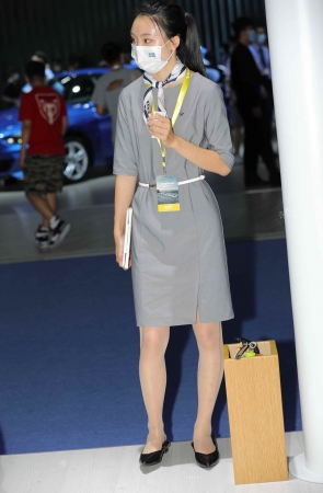 汽车品牌大使肉 丝穿一天累踩鞋了