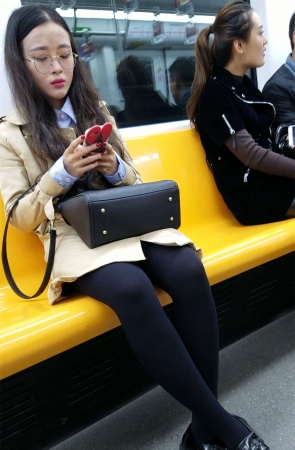 地铁拍摄黑色丝袜黑色皮裙美眉