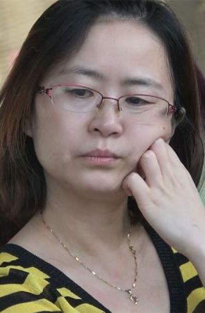 白皙美足眼镜少妇沉思