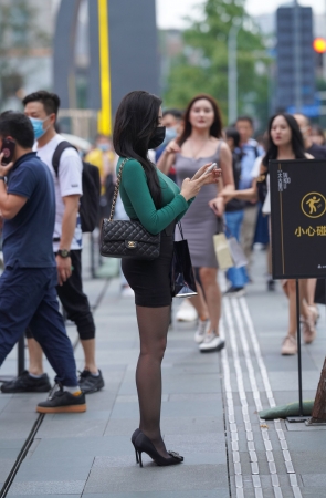 漂亮的黑色包臀裙美女