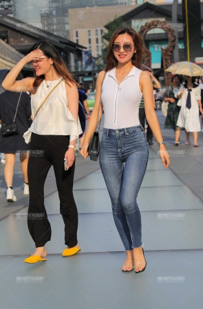 紧牛美眉 婀娜多姿