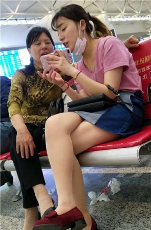 4k超清，候车室内教母亲玩手机的裸腿小清新妹子