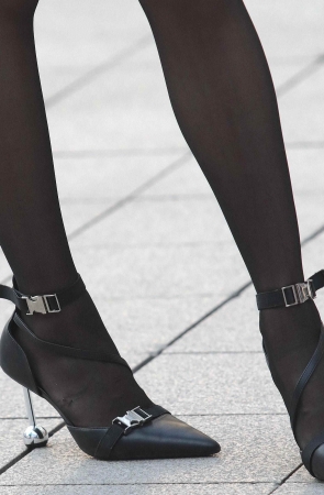 诱惑街拍黑丝妹子