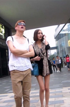 短裙美女走着很迷人