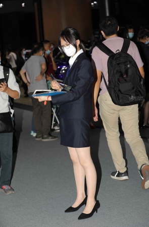 【街拍心灵】汽车销 售肉丝高跟街拍美腿