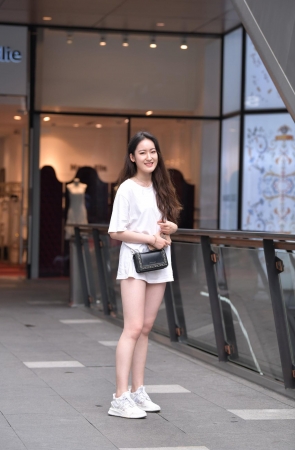 消失的下装，大白腿美眉