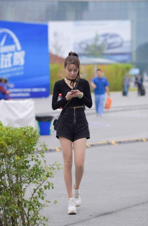 街拍小蛮腰苗条妹子