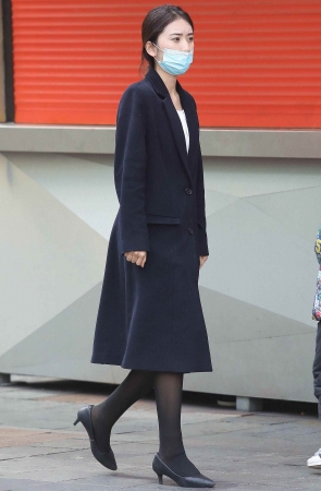 街拍黑丝高跟职业装