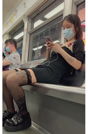 地铁上的美女