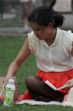 No365 红裙配上长黑丝，性感又奔放