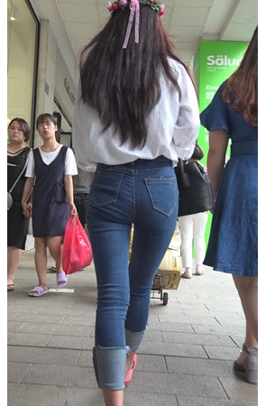 头上戴着花环的蓝牛美女