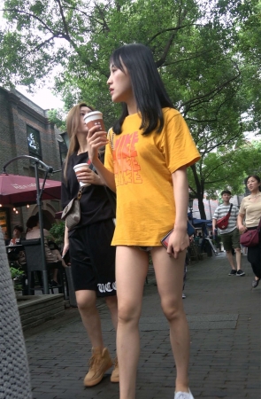 黄T恤超短牛仔月牙臀街拍MM