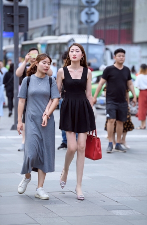 黑裙丝袜高跟鞋