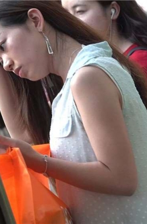 4K – 凉高跟，粉嫩玉足，牛仔紧身气质美女 [683 MB/avi]