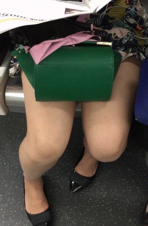 看报纸的肉丝街拍高跟MM