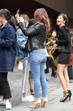 紧牛高跟丰臀少妇