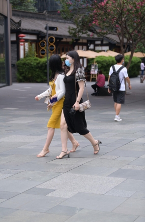 紧身黄色包臀裙