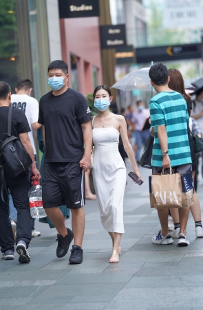 吊带白色长裙美女