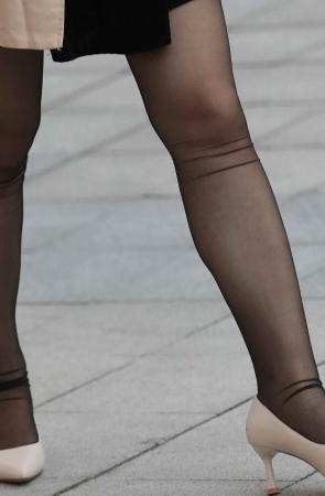 诱惑黑丝街拍高跟少妇-13P