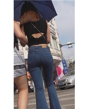 街拍性感的紧身牛仔裤宽臀美眉 [533 MB]
