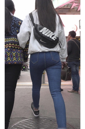 牛仔紧身裤小美女