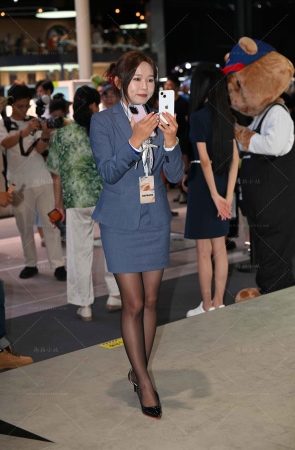 雷克萨斯的黑色丝美女主播