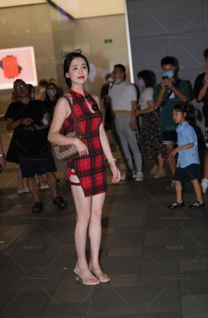 搭讪夜拍美腿格子裙气质靓女