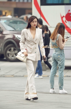 只因在人群里多看了一眼，再也无法忘记你的容颜