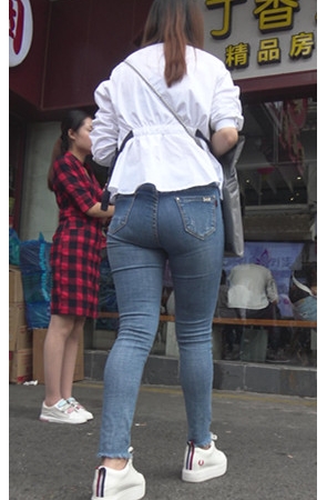 紧身蓝色牛仔裤小姐姐