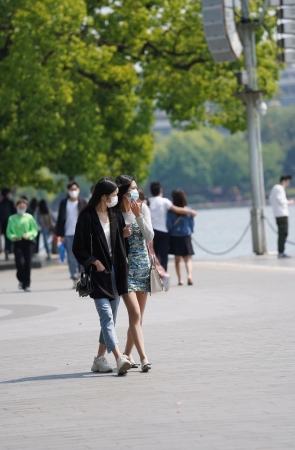 清纯肉丝碎花连衣裙