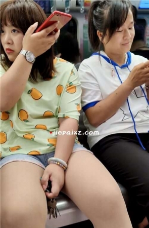地铁上薄薄肉丝热裤小肥妹 [917 MB/mp4]