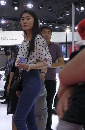 紧身蓝牛斑点衬衫运动鞋美女