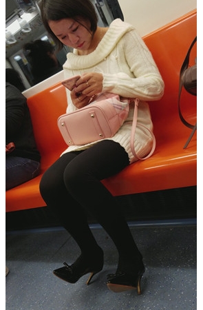 地铁上的短发妹子