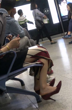 高跟鞋美女在玩手机