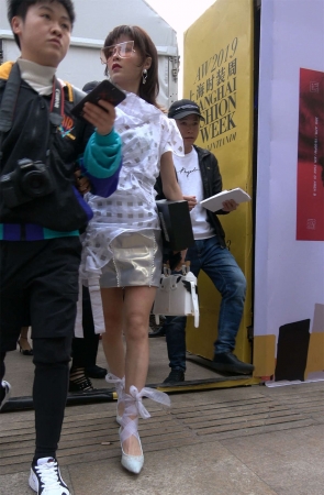 夸张的大眼镜短发美眉