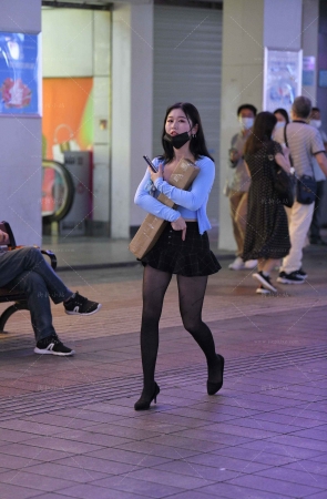 街拍超短裙小姐姐