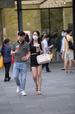 白皙大白腿女友