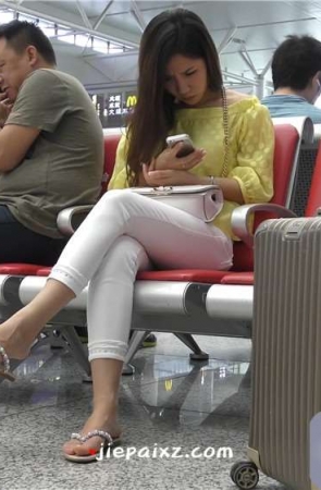 4K – 穿人字拖的紧身白裤黄衣女子 [604 MB/MP4]