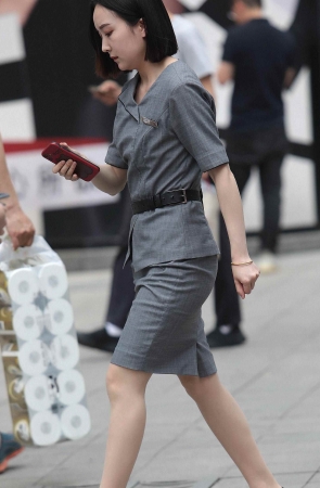 诱惑肉丝街拍高跟OL