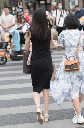 2362-10=52√街拍素人，肉色丝袜穿搭 12P