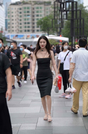街拍元气满满的黑色吊带裙小姐姐