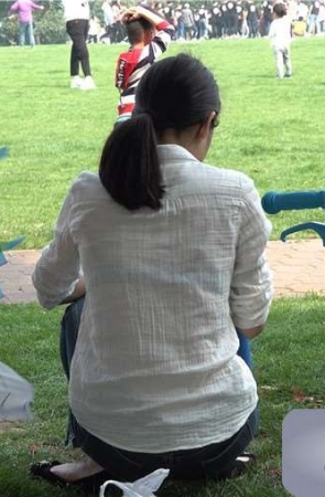 4k-白色衬衫紧身蓝牛裸足街拍漂亮美女