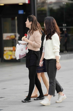 街拍厚黑丝妹子