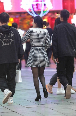 黑丝街拍高跟少妇