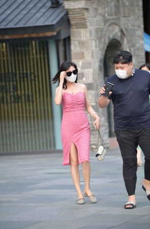 街拍戴墨镜的粉色裙小仙女