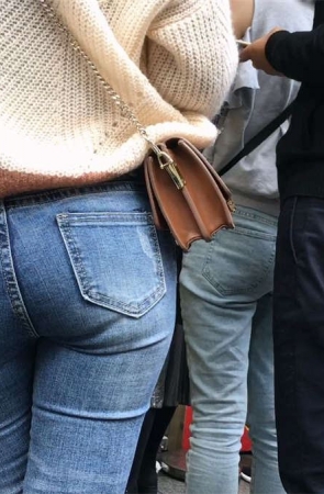 超紧绷蓝色牛仔裤丰腴美臀美女