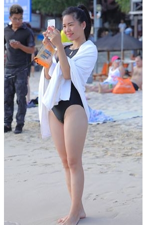 黑色连体式比基尼美眉(26P)