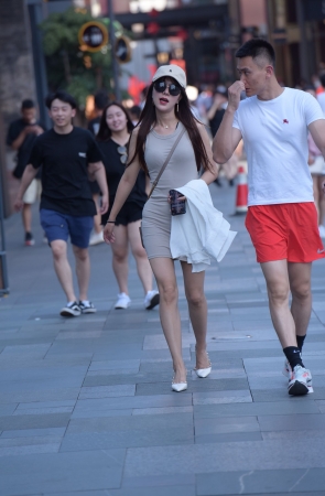 戴着墨镜的连体包臀裙小姐姐