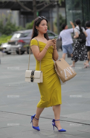 饱满的甜美女孩