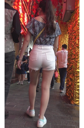 白色牛仔热裤美女